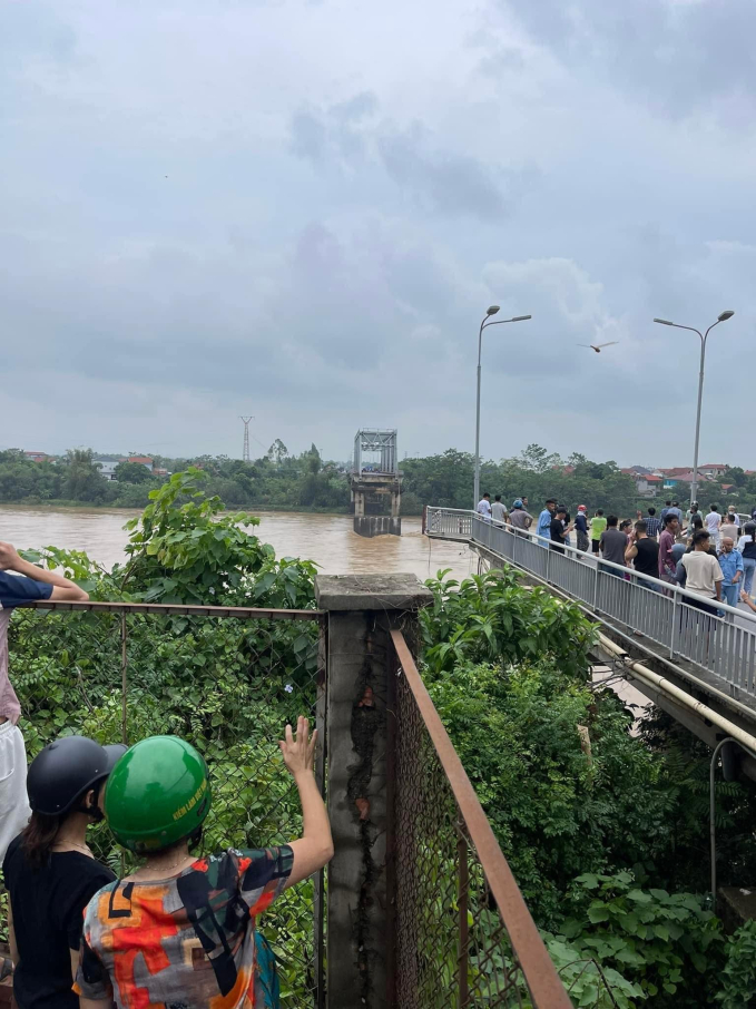 Hiện trường sập cầu Phong Châu: Nước sông cuồn cuộn gây khó khăn cho cứu hộ, nhiều người thoát chết trong gang tấc vẫn còn bủn rủn chân tay- Ảnh 7.