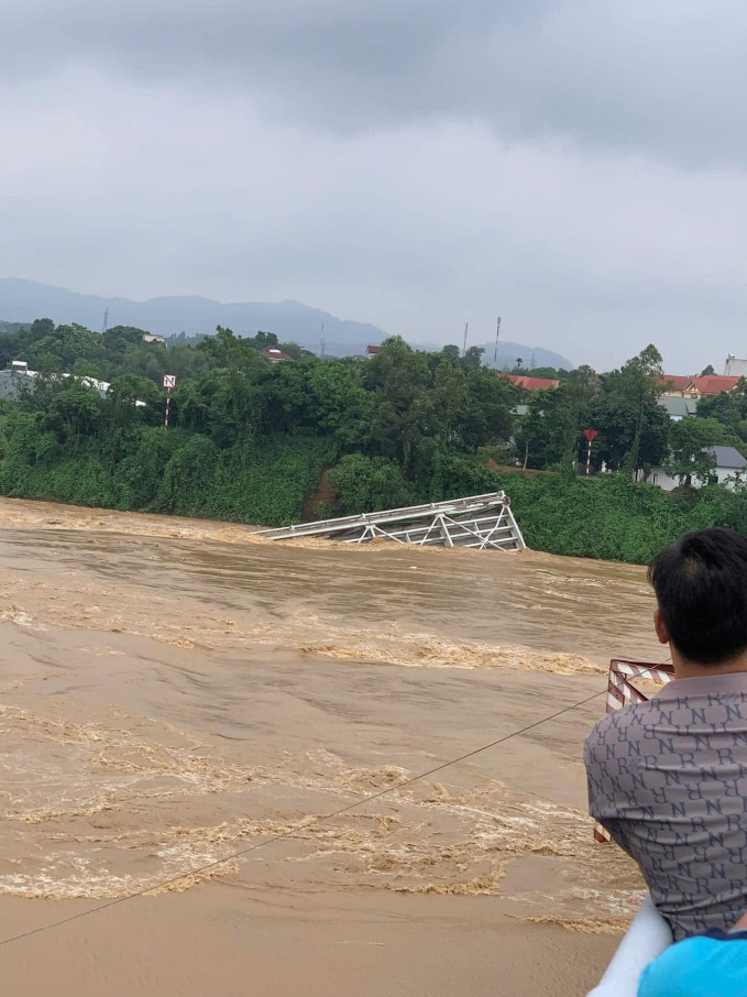 Hiện trường sập cầu Phong Châu: Nước sông cuồn cuộn gây khó khăn cho cứu hộ, nhiều người thoát chết trong gang tấc vẫn còn bủn rủn chân tay- Ảnh 4.