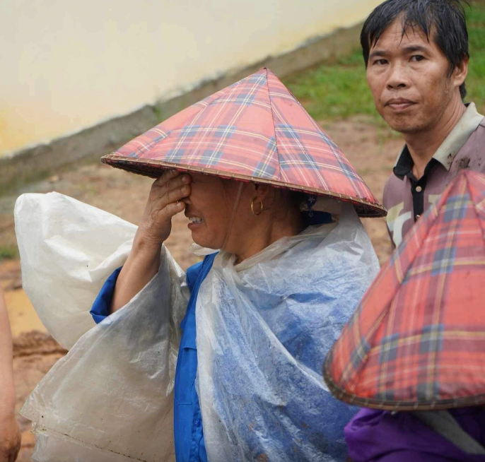 Ám ảnh cảnh hoang tàn của bản Làng Nủ bị lũ quét vùi lấp: Đã tìm thấy 30 thi thể, vẫn còn 65 người đang mất tích - Ảnh 4