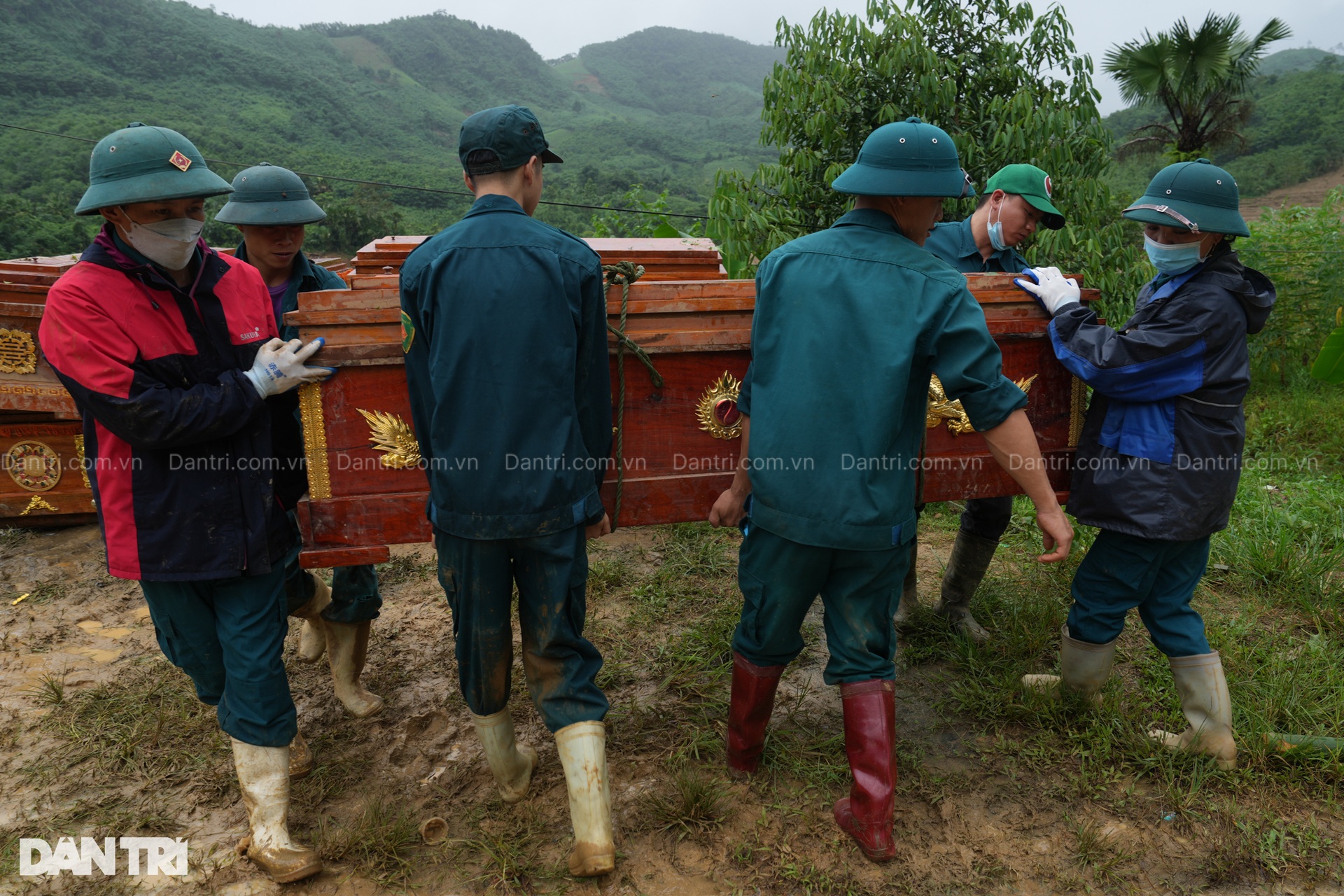 Lũ quét ở Lào Cai: Đưa hàng chục quan tài lên núi chôn cất người thiệt mạng - 2