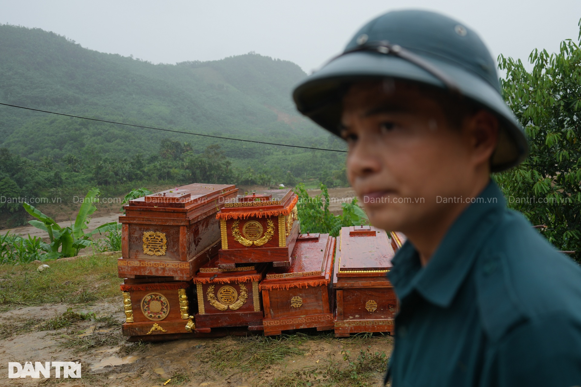 Lũ quét ở Lào Cai: Đưa hàng chục quan tài lên núi chôn cất người thiệt mạng - 9