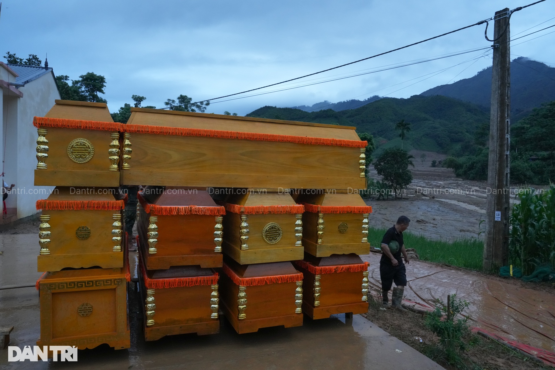 Lũ quét ở Lào Cai: Đưa hàng chục quan tài lên núi chôn cất người thiệt mạng - 12