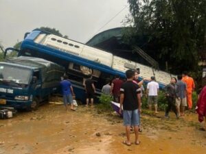 Sáng Nay Sạt Lở Nghiêm Trọng Tại Hà Giang, Khiến Xe Khách Và Nhiều Phương Tiện Bị đẩy Xuống Vực Taluy âm, 2 Nhà Dân Bị Cuốn Trôi Ảnh 4